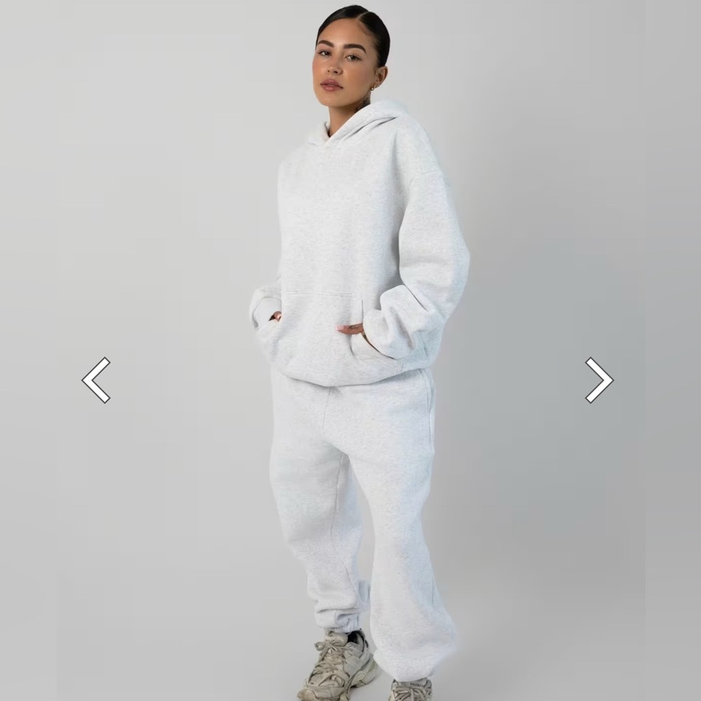 Comfrt Sweatsuit - Light Heather Grey
Medium
BRAND NEW